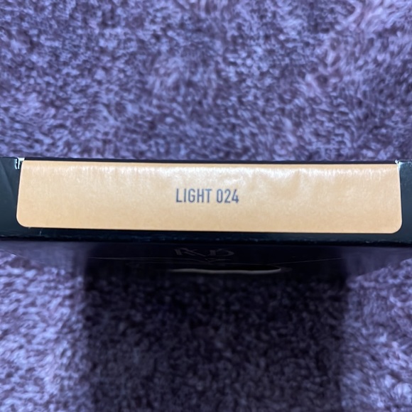 KVD Good Apple Light 024 Skin-Perfecting Foundation Balm - Picture 6 of 7